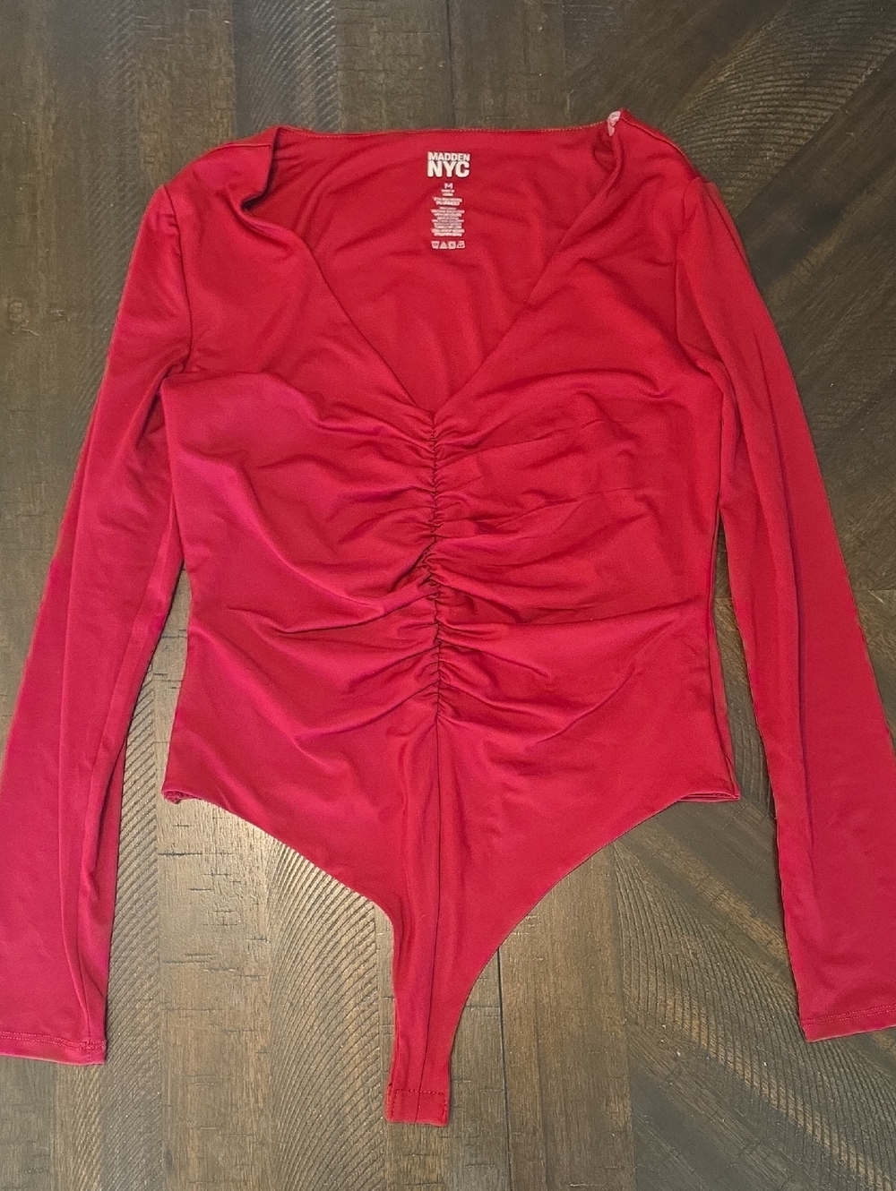 MADDEN NYC Red Ruched V-Neck Long Sleeve Bodysuit